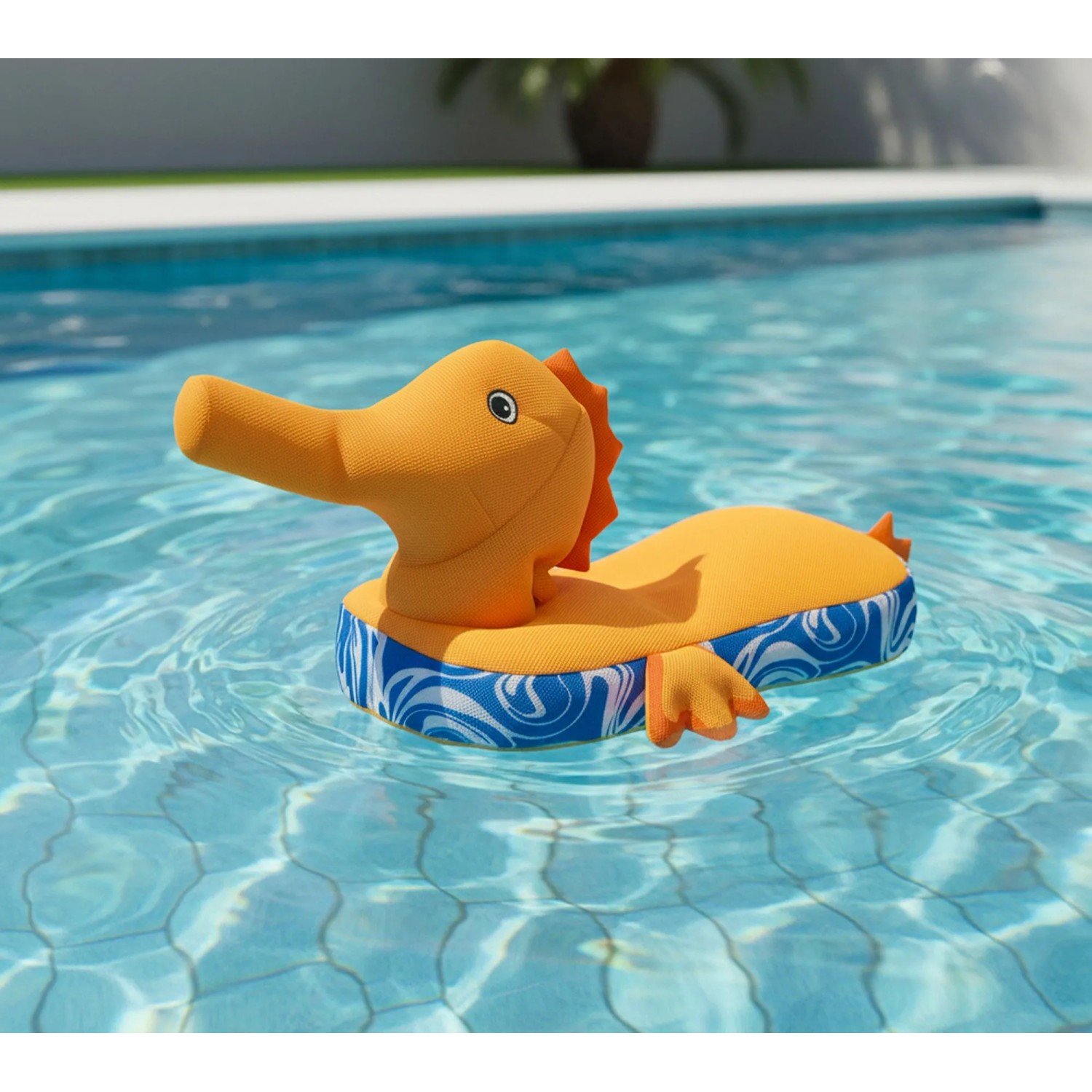 Gelber Westmann Sitzsack als Seepferdchen Schwimmtier im Pool.
