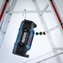 Bosch Professional GPB 18V-3SC Akku-Radio an Leiter gehängt, blau/schwarz.