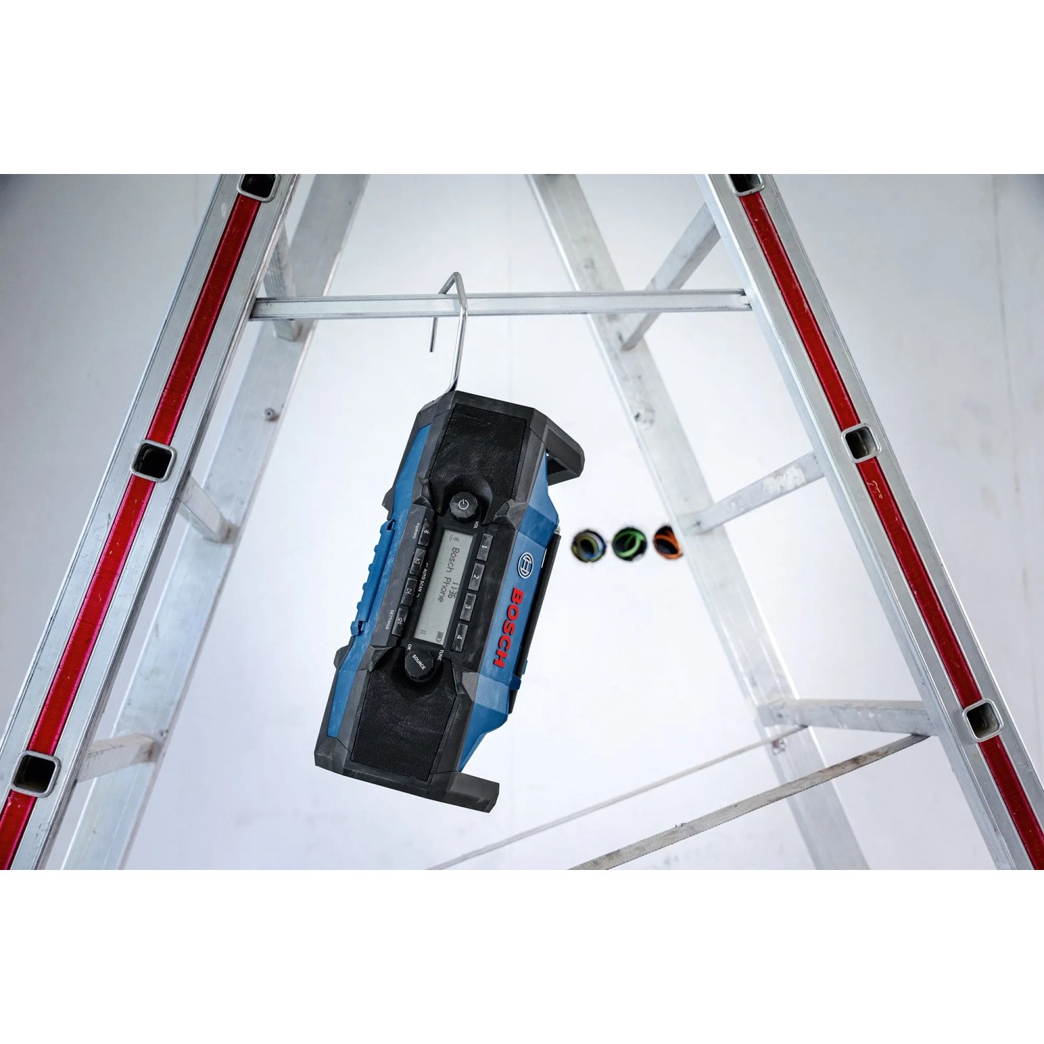 Bosch Professional GPB 18V-3SC Akku-Radio an Leiter gehängt, blau/schwarz.
