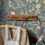 ESTAhome Vliestapete mit blau-grünem Blumen- und Vogelmuster auf grauem Grund. Ideal für Kinderzimmer, mit Garderobe.