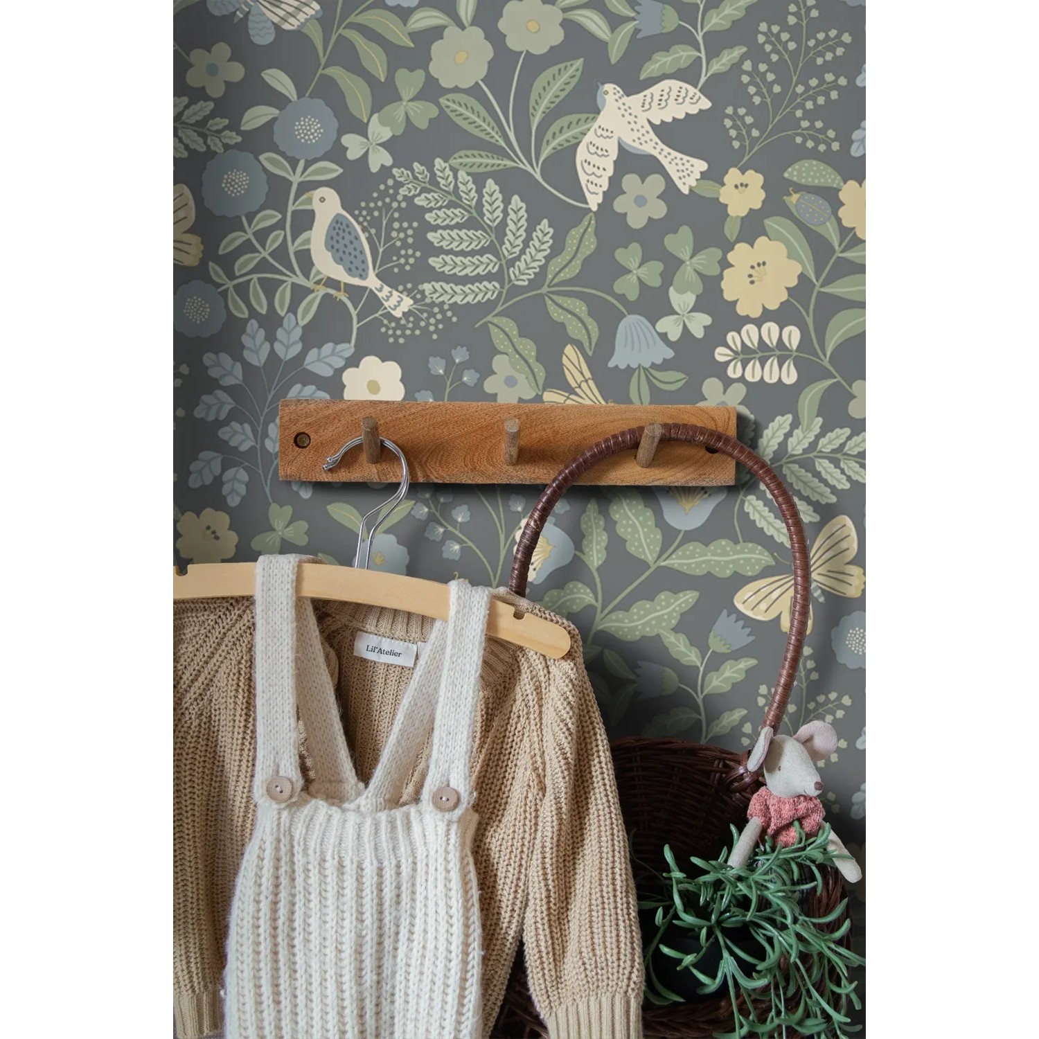 ESTAhome Vliestapete mit blau-grünem Blumen- und Vogelmuster auf grauem Grund. Ideal für Kinderzimmer, mit Garderobe.
