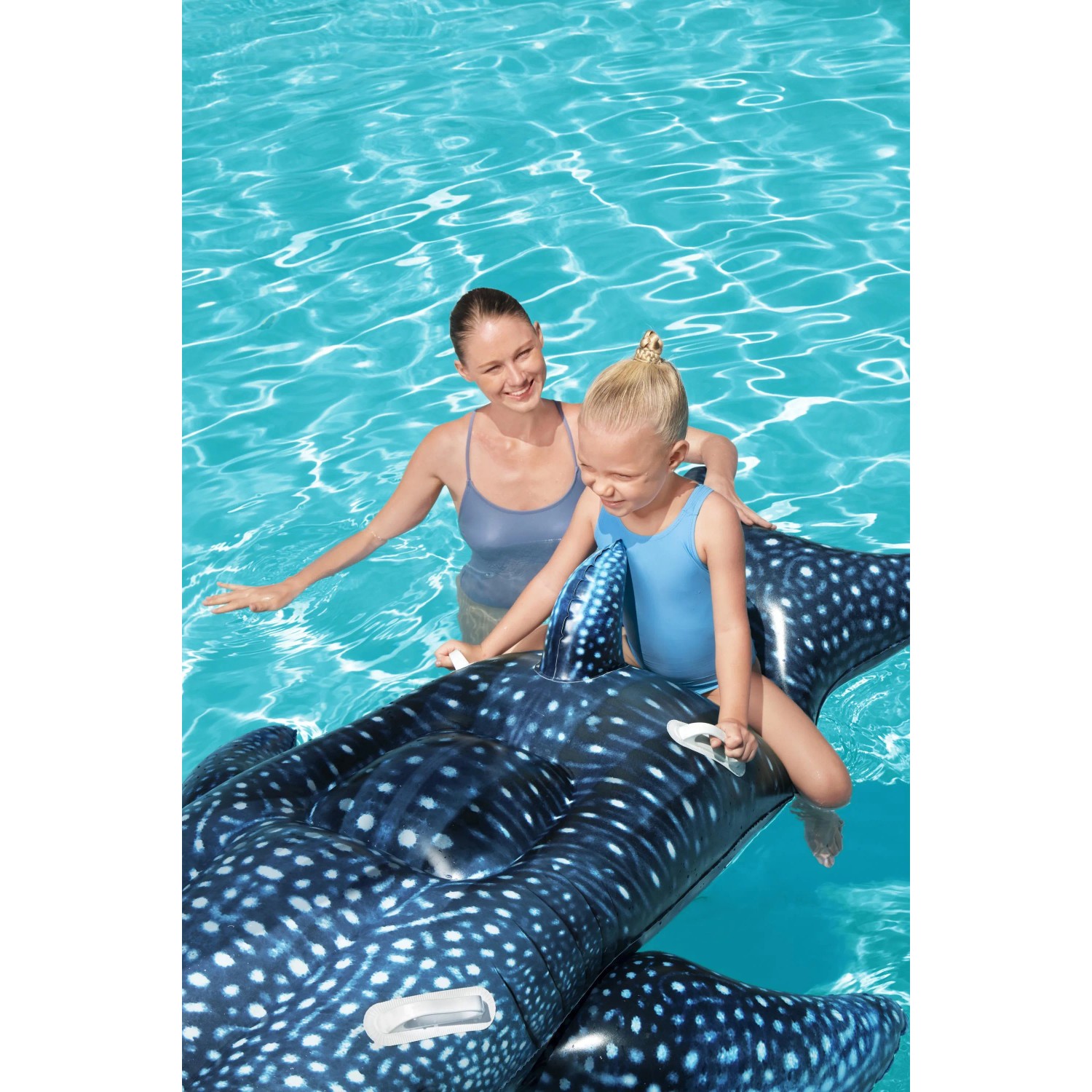 Bestway Schwimmtier Walhai mit Kind im Pool. Aufblasbarer Wal mit Haltegriffen.