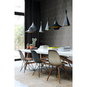Schwarze Vliestapete mit verwitterten Metalldreiecken und Glanz-Effekt im modernen Esszimmer. Ideal für Industrial Chic.