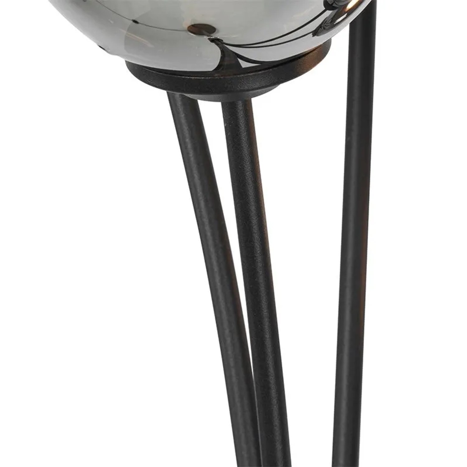 Detailaufnahme der modernen, schwarzen 5-flammigen Stehlampe Athen mit Rauchglas-Kugeln.