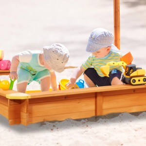 Quadratischer Relaxdays Sandkasten aus Tannenholz mit Dach, Kinder spielen im Sand.