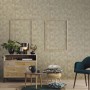 Goldene Erismann Vliestapete mit Wellenmuster im Raum, Teil der Elle Decoration Kollektion.