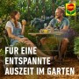 Compo Wespenspray: Paar entspannt im Garten mit Getränken am Tisch.