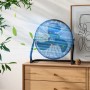 HOMCOM Tischventilator: Blauer, elektrischer Ventilator mit drei Geschwindigkeitsstufen auf einer Kommode.