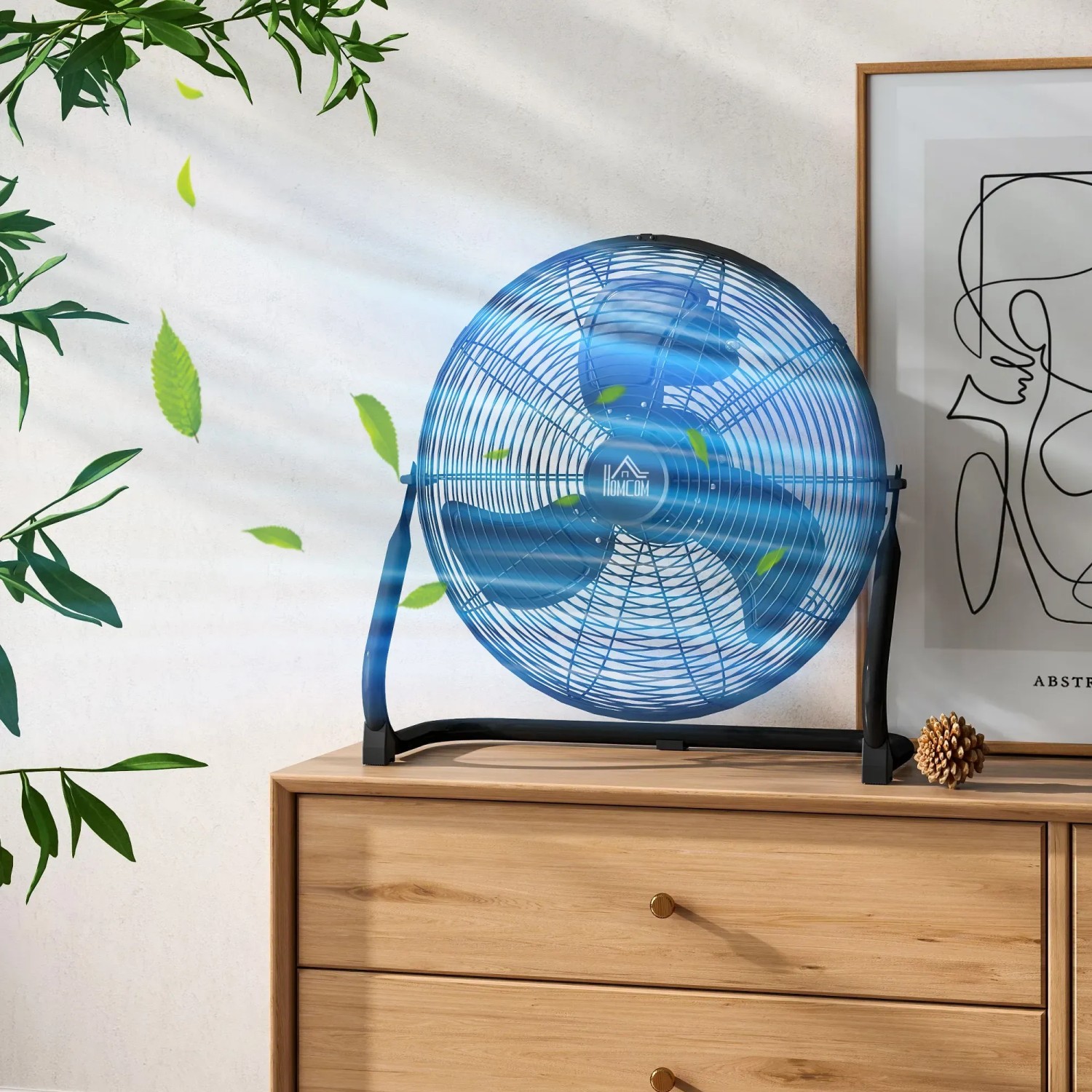 HOMCOM Tischventilator: Blauer, elektrischer Ventilator mit drei Geschwindigkeitsstufen auf einer Kommode.