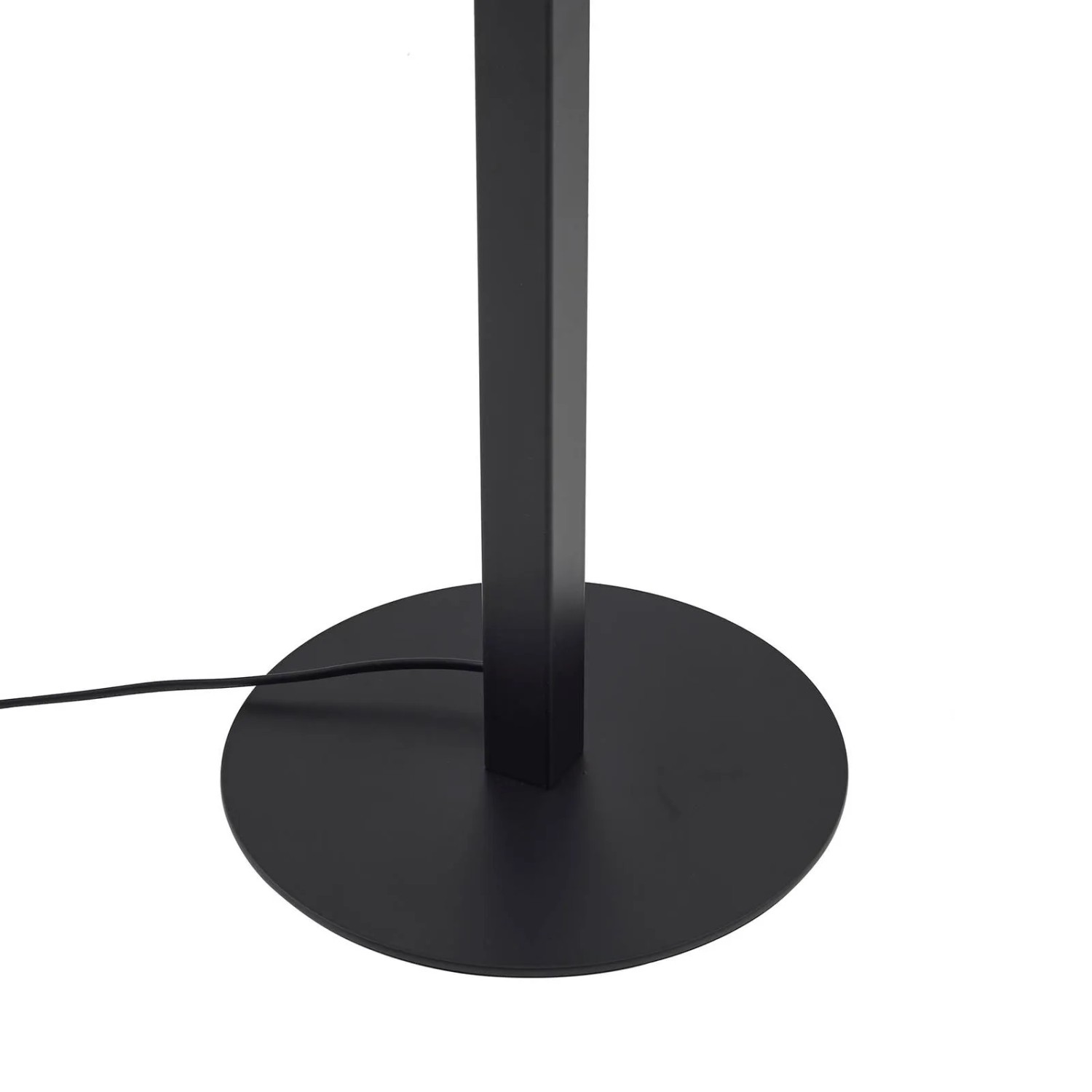 Detailaufnahme: Schwarze Lucande LED Stehlampe Ilian mit rundem Fuß.