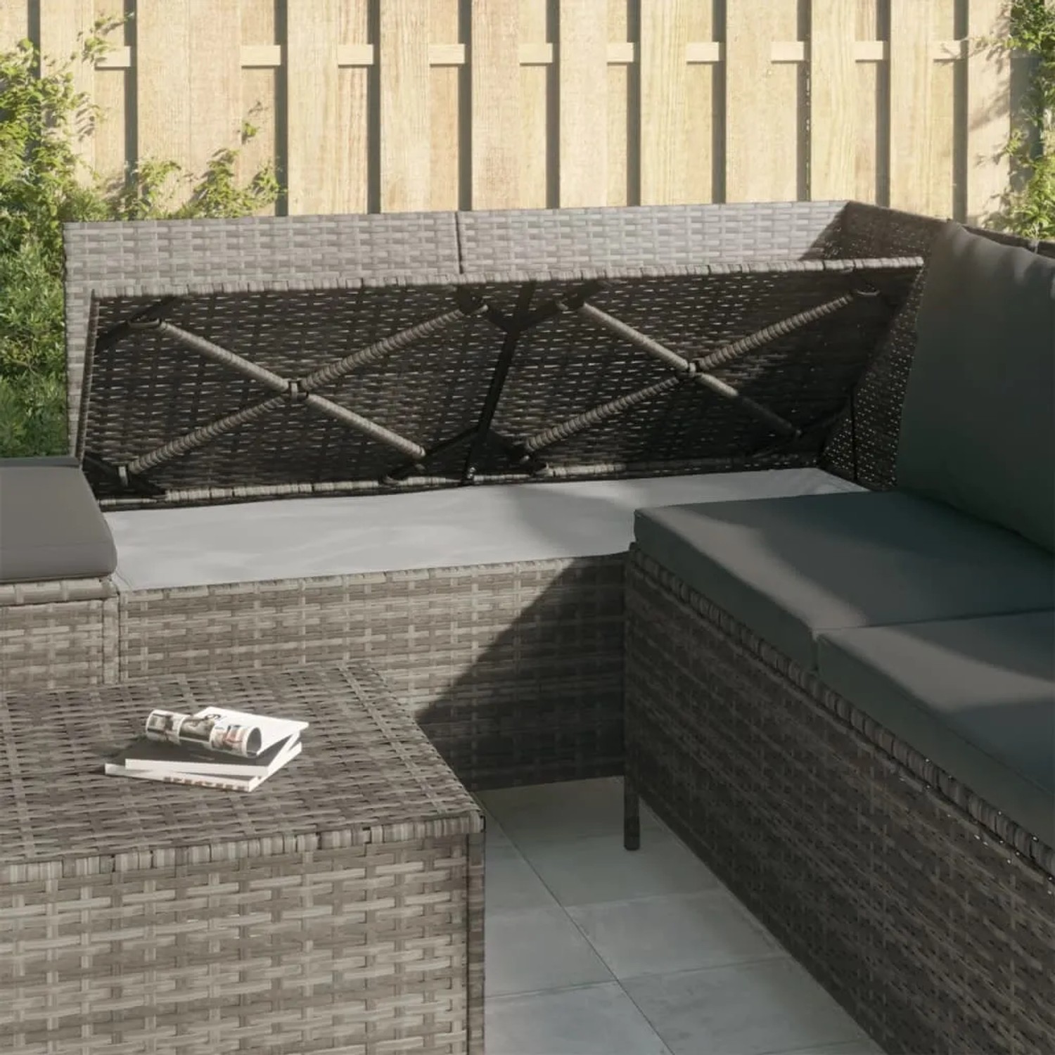 Graues 4-tlg. vidaXL Garten Lounge Set aus Rattan mit Stauraum und dunklen Kissen.