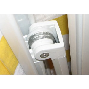 Detailaufnahme der weißen MCW Kassetten-Markise: Mechanismus mit Stahlseilzug.