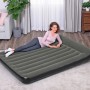 Bestway Doppelluftbett TriTech, 203x152x30 cm, schwarz, mit liegender Person im Wohnraum.