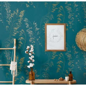 Marburg Vliestapete Floral Modern Blau: Wandgestaltung mit blauem Hintergrund und goldenem Gräser-Muster.
