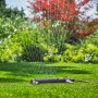 Gardena Viereckregner Aqua Zoom S beim Bewässern einer Rasenfläche.