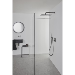 Ideal Standard Idealrain Atelier Handbrause in Magnetic Grey im modernen Badezimmer.
