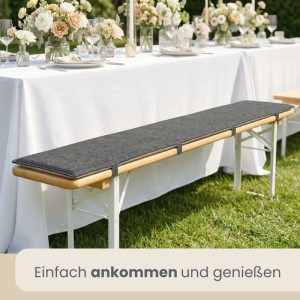 Dunkelgraue Filz Bierbank Auflage 180 cm mit Gurten auf Holzbank im Garten. Wendbares Sitzkissen für Outdoor-Partys.