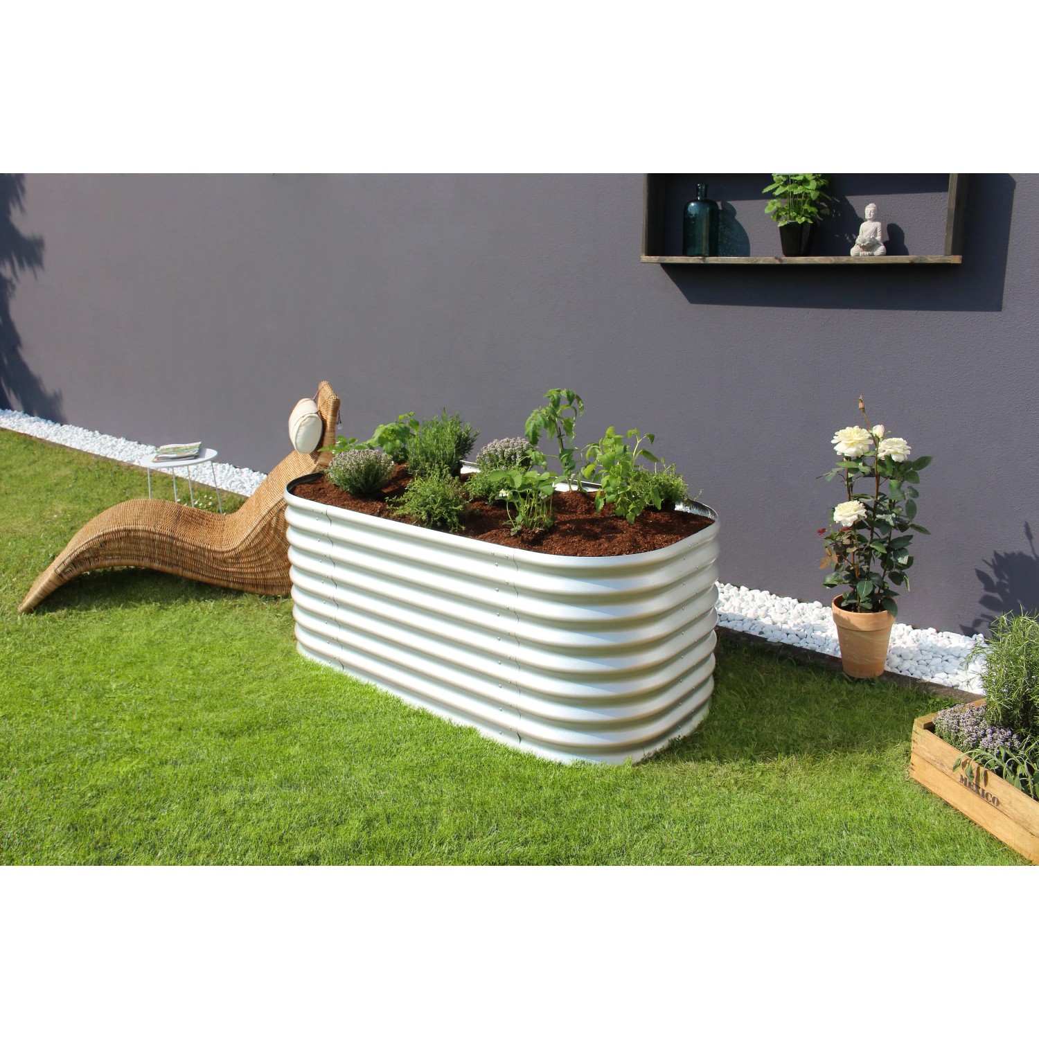 Vitavia Hochbeet Vita 630 aus Zink-Alu im Garten mit Bepflanzung.