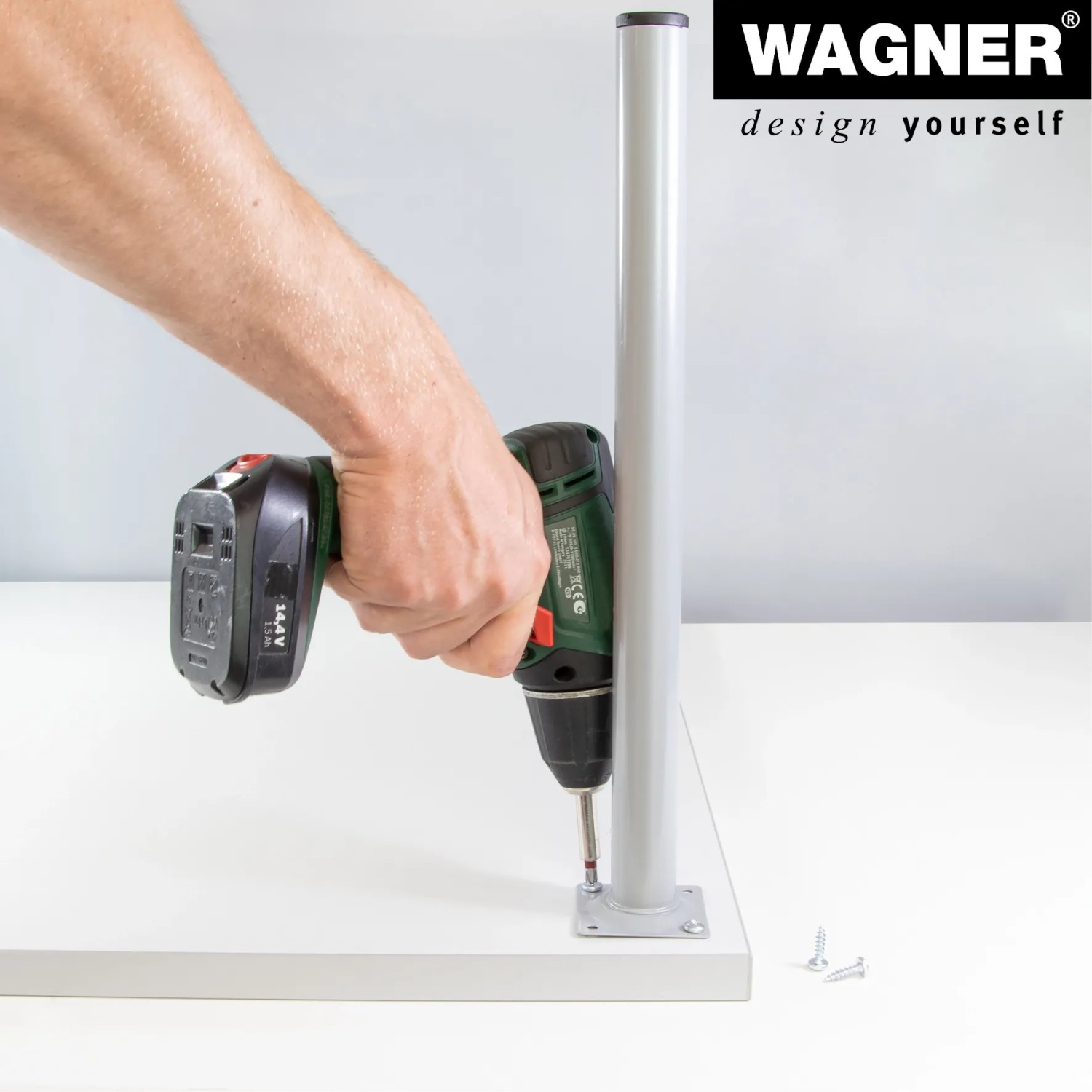 Montage des justierbaren Wagner Möbelbein Telescope (Ø 3 cm, 60-90 cm, Alu) mit Akkuschrauber.