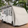 Wohnmobil mit beiger Schutzhülle (610x235x270 cm) zum Frostschutz und Schutz vor Witterungseinflüssen.