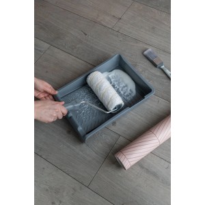 Wallpro Tapetenkleister mit Farbroller und Pinsel im Farbbehälter.