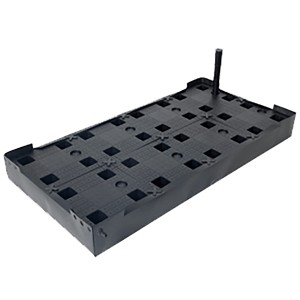 Schwarzer WaterUps Bewässerungstank (160x80cm) für Hochbeete, mit Zulaufrohr und Reservoir-Elementen.