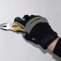 Hand mit TECH-CRAFT Handschuh hält Kombizange. Teil eines Werkzeugkoffers.