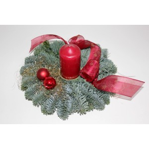 Adventsgesteck Nobilis mit roter Kerze, Kugeln und Schleife, Ø 23 cm.