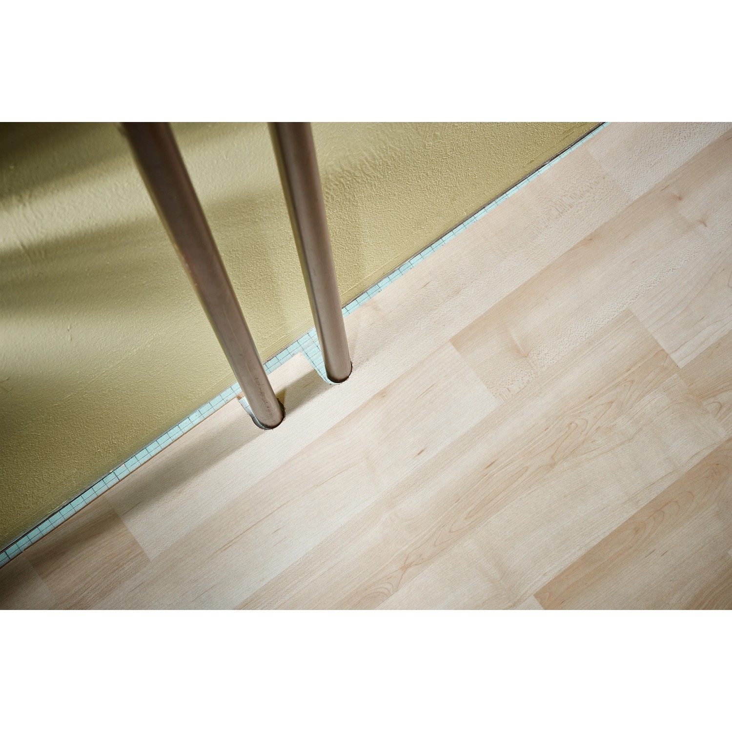 Konturenlehre von wolfcraft im Einsatz zum Anpassen von Laminat an Heizungsrohre.