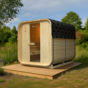 Artsauna Cube Fasssauna Nolvik XL aus Fichte mit schwarzem Dach auf Holzterrasse im Garten.