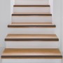 Treppe mit selbstklebenden KARAT Stufenkantenprofilen in Bronze, L-Form, 30x20 mm.