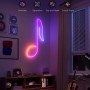 Govee Neonlichtschlauch H61D4-W 2 Weiß in Musiknotenform an Wand im Wohnzimmer.