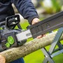 LUX-TOOLS Akku-Kettensäge A-KS-2x20/405 mit Schwertschutz beim Holzsägen.