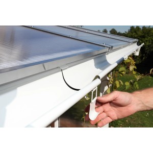 Skan Holz Stahl-Regenrinnen-Set, 434 cm, weiß, für Terrassenüberdachung. Montage-Detail.