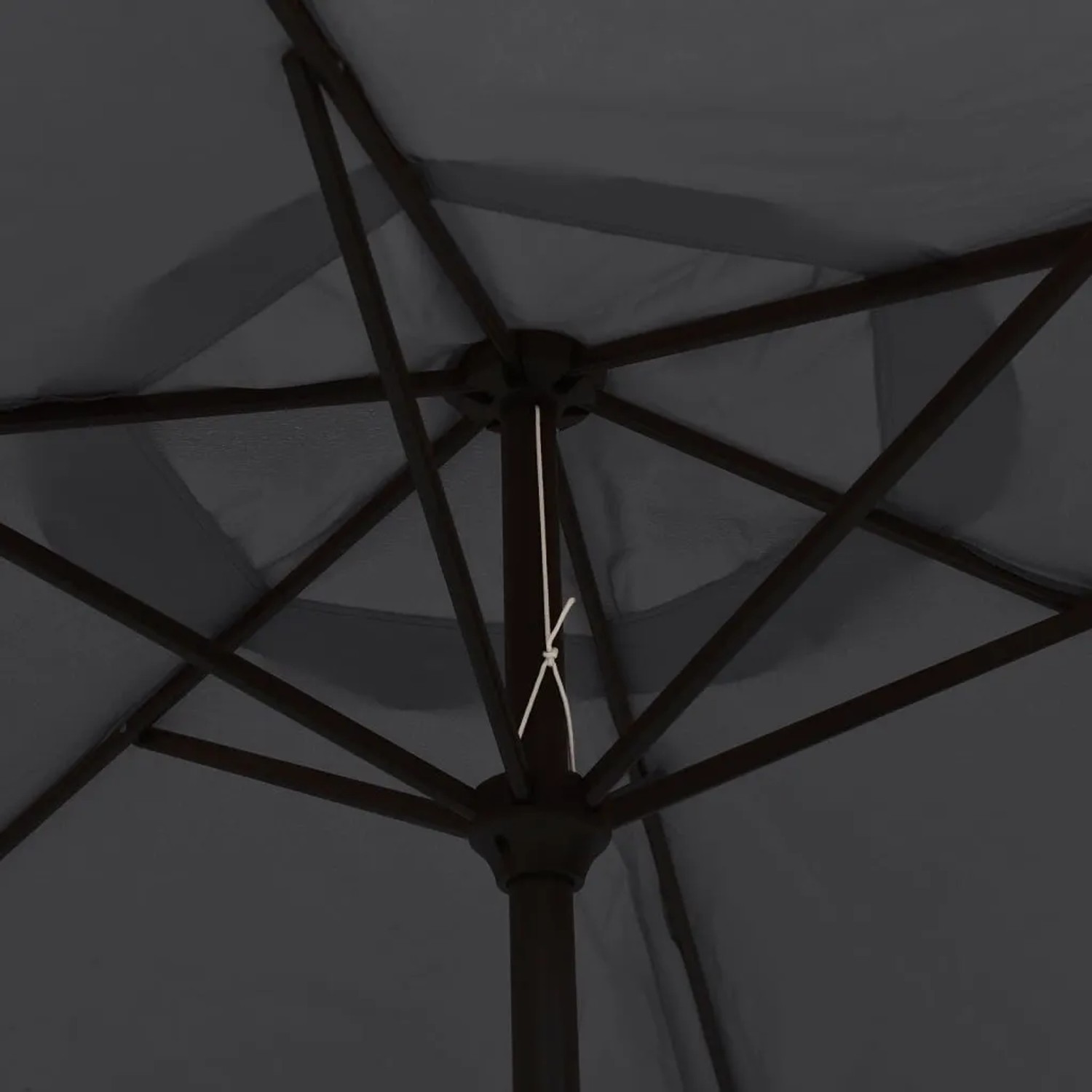 Ansicht von unten: Schwarzer furnicato Sonnenschirm mit Metall-Mast und Streben.