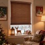 Braune Holzjalousie mit 35mm Lamellen in Walnussholzoptik am Fenster. Ideal als Fenstervorhang.