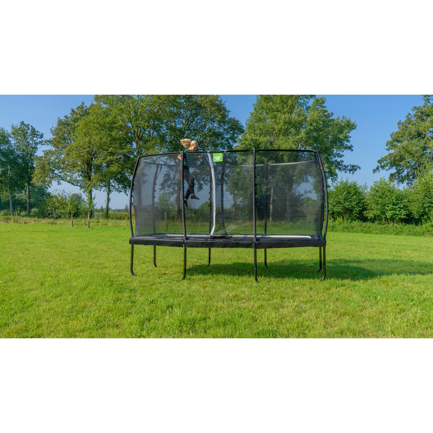 Schwarzes EXIT Allure Classic Gartentrampolin 244x427 cm mit Sicherheitsnetz im Garten.