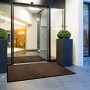 Primaflor Schmutzfangmatte Clean, braun, 60x180cm vor Eingangstür.