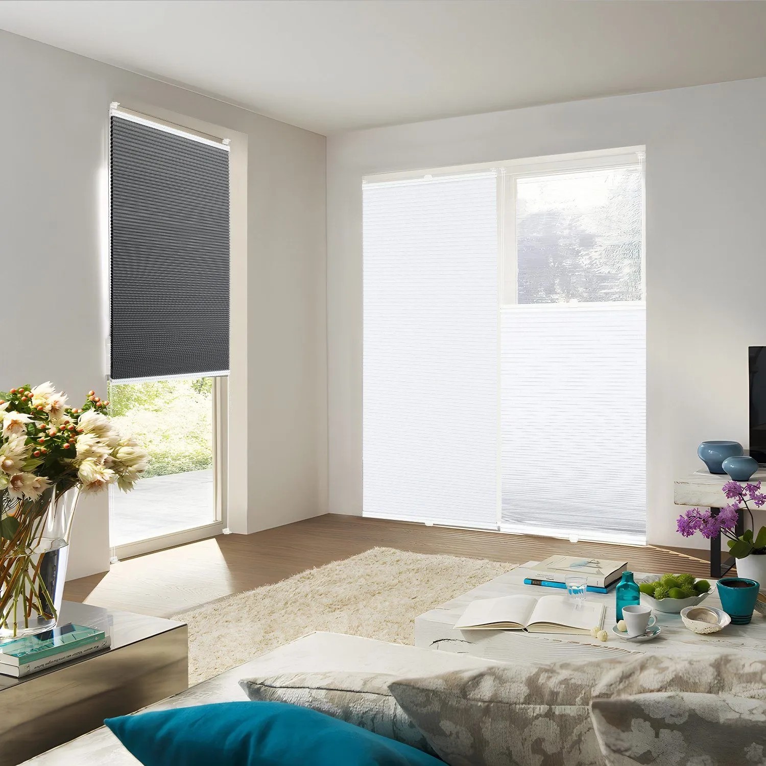 Graues und weißes Wabenplissee im modernen Wohnzimmer. Verdunkelndes Plissee ohne Bohren für flexible Lichtregulierung an Fenstern.