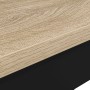 Helle Holzoptik-Tischplatte mit Maserung und schwarzem Metallrahmen des Esstisches.