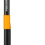 Fiskars Unkrautstecher Xact mit Teleskopstiel für rückenschonendes Unkraut entfernen.