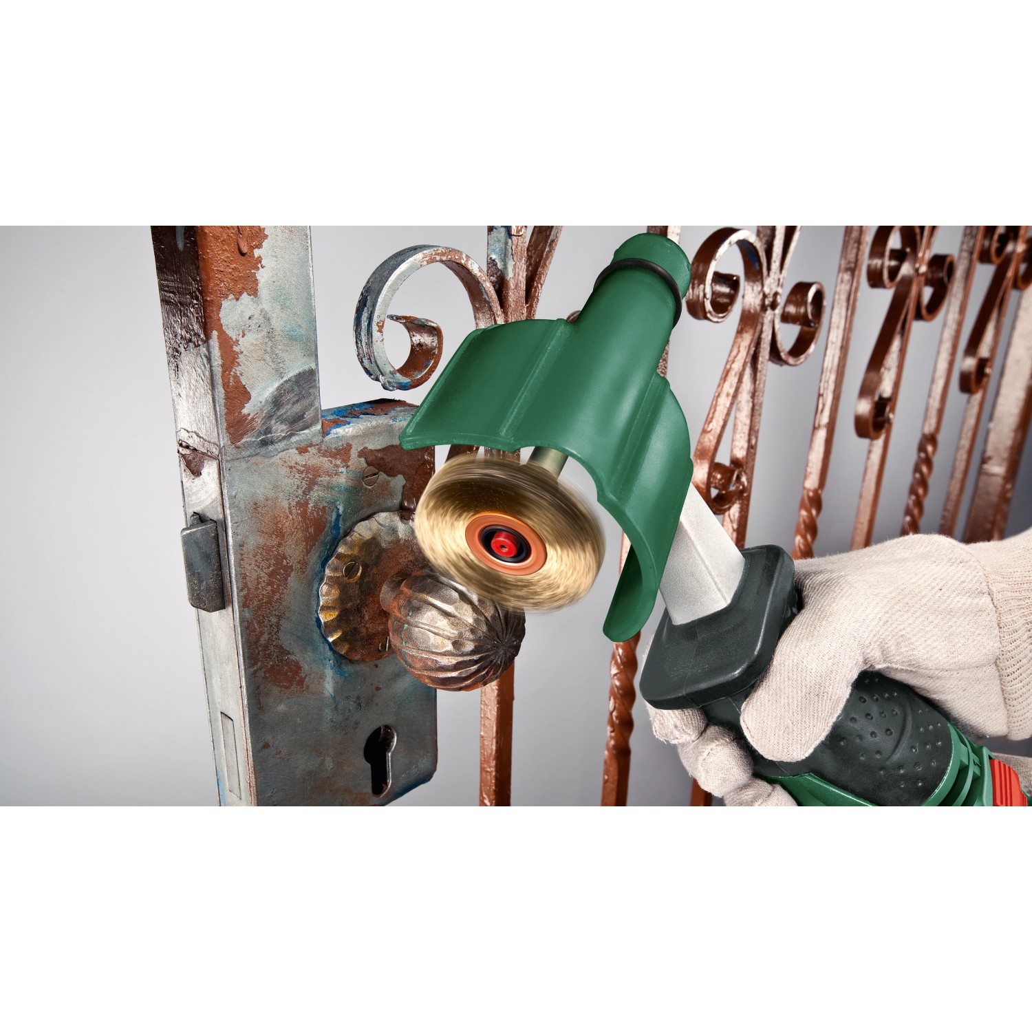 Bosch Texoro Schleifroller im Einsatz an einem Gartentor. Die Schleifmaschine entfernt Rost.