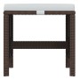 Hocker der vidaXL Garten-Essgruppe aus braunem Poly Rattan mit cremeweißem Kissen.