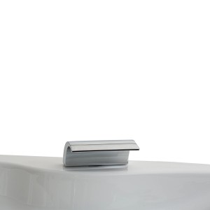 Detailaufnahme: Chromfarbene Armatur auf weißer Basera Whirlpool Badewanne Gomera.