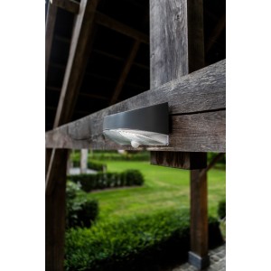 Moderne, silbergraue LED Solar-Wandleuchte Bread mit Bewegungsmelder an Holzbalken.