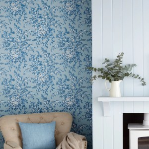 Laura Ashley Vliestapete Picardie Blue Sky mit floralem Muster in Blau und Weiß.