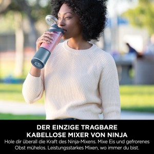 Frau trinkt Smoothie aus blauem Ninja Mixer Blast BC151EUNV. Kabelloser Küchenmixer für unterwegs.