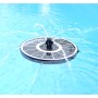 Heissner Solar-Teichpumpen-Set als schwimmende Insel mit LED-Beleuchtung und Wasserspiel im Teich.