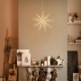 Goldener LED Deko Weihnachtsstern (30 cm) mit warmweißen Lichtern als Weihnachtsdekoration.
