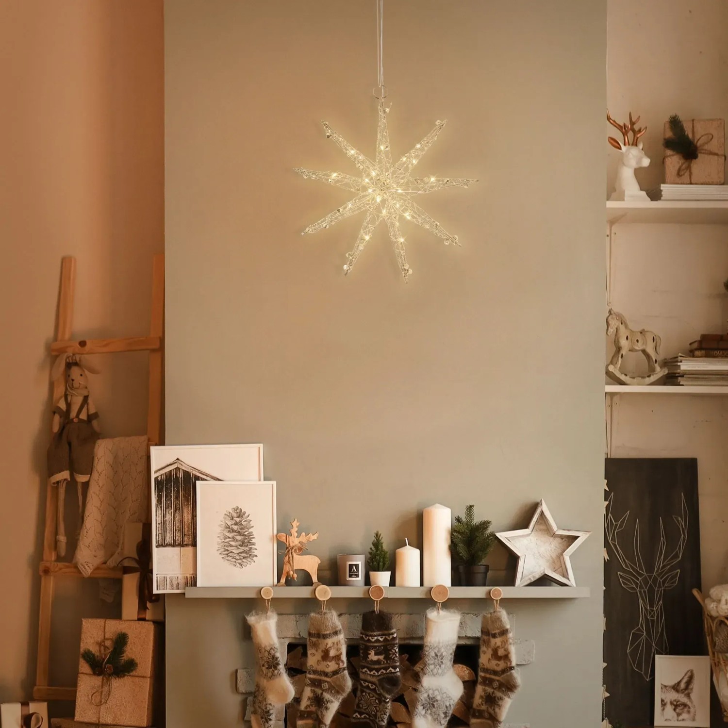 Goldener LED Deko Weihnachtsstern (30 cm) mit warmweißen Lichtern als Weihnachtsdekoration.